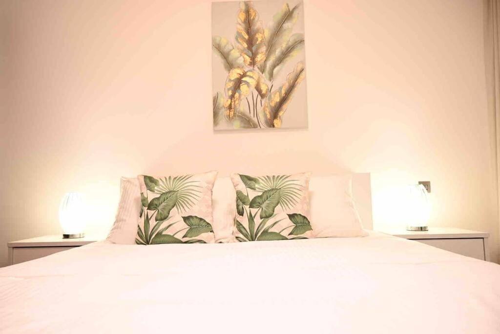 Brand New Furniture . Close To Dubai Mall. Esterno foto